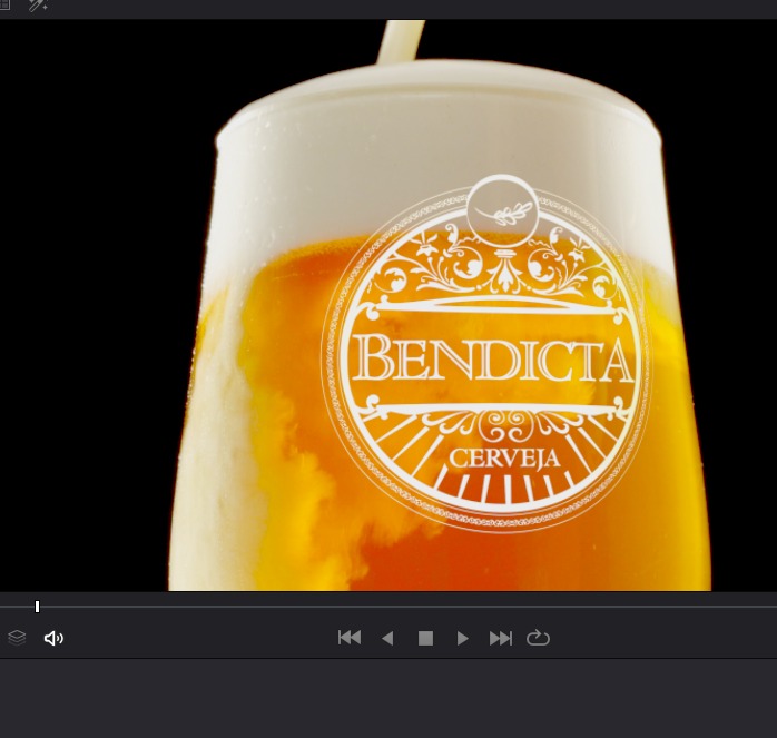 Cerveja Bendicta sendo servida no copo com espuma