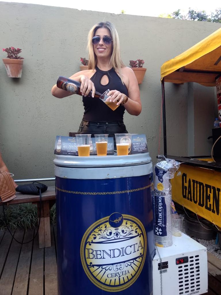 Evento Bendicta Cerveja com barril personalizado e degustação