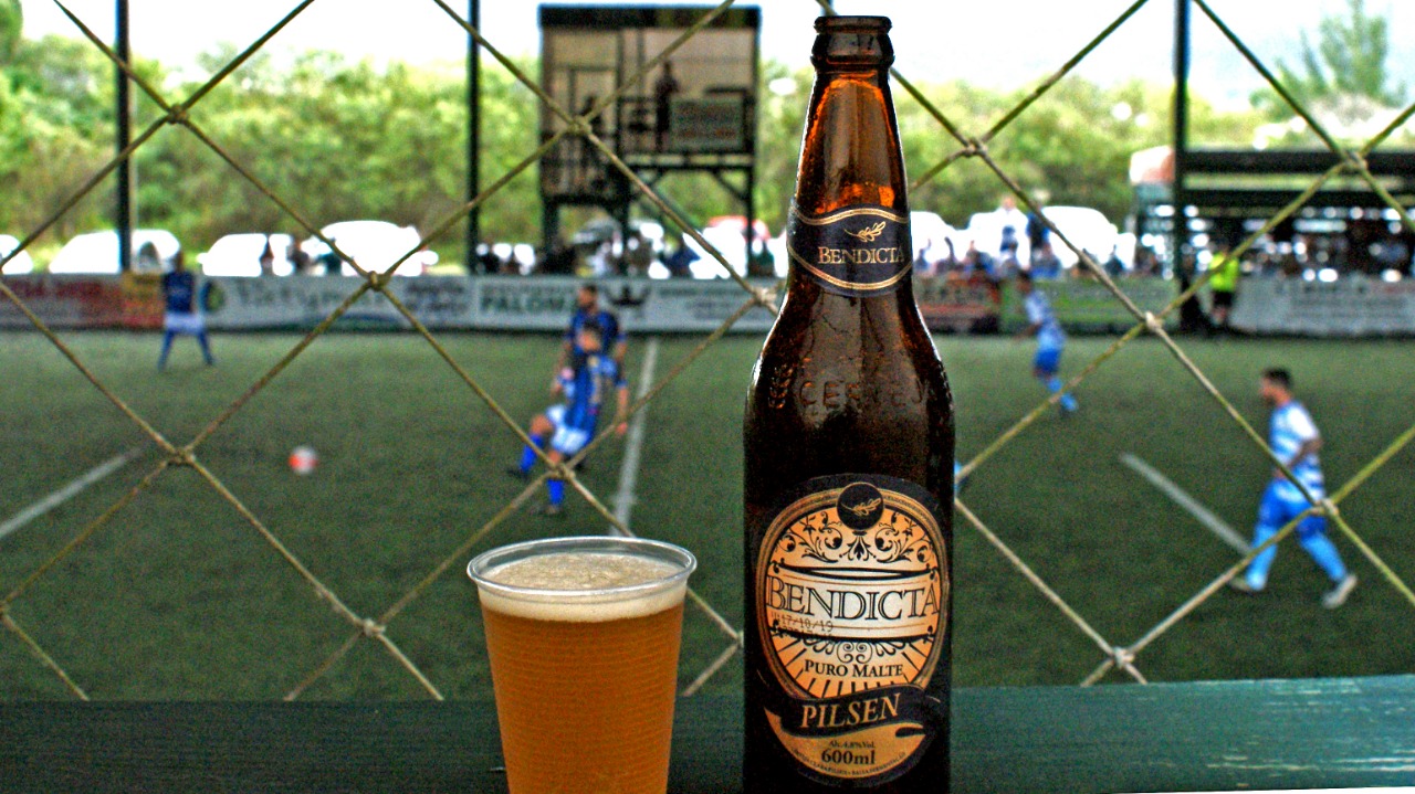 Bendicta Cerveja Pilsen no campo de futebol