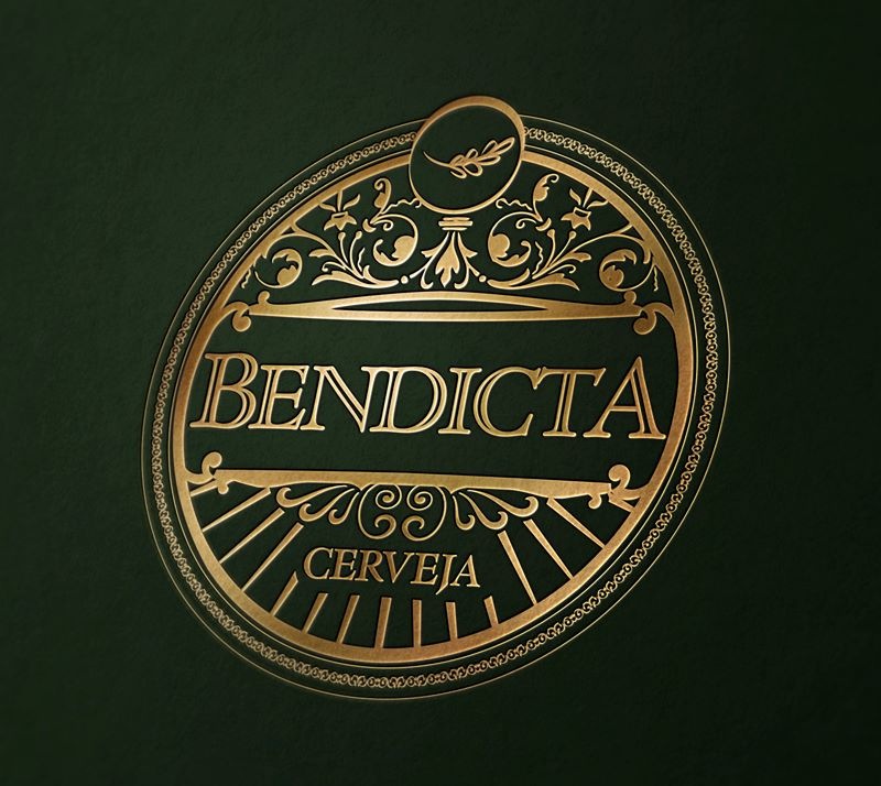 Logo Bendicta Cerveja dourado em relevo fundo verde